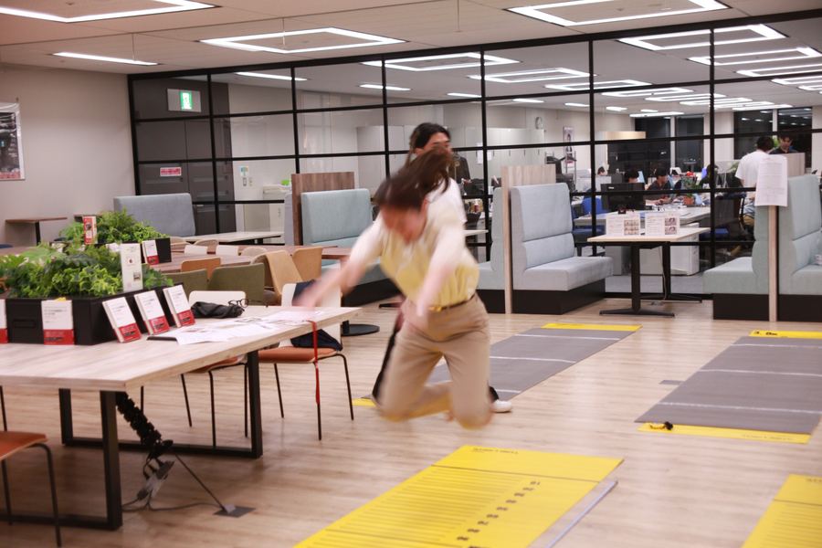 オフィスでの立ち幅跳び測定